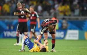 Lateral da Alemanha, Philipp Lahm consola o brasileiro Oscar aps o 7 a 1 (foto: Alexandre Guzanshe/EM/D.A Press)
