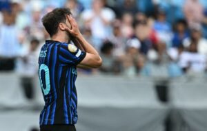 Lateral-esquerdo brasileiro, Carlos Augusto lamenta eliminao da Inter de Milo (foto: Paul ELLIS / AFP)