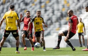 Rubens, do Atltico, em lance de jogo-treino contra o Paulista de Jundia (foto: Pedro Souza / Atltico)