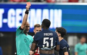 Pacho e Lucas Hernandz foram expulsos no duelo entre PSG e Bayern (foto: Paul ELLIS / AFP)