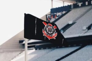 Bandeirinha de escanteio do Corinthians (foto: Divulgao/Corinthians)