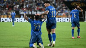 Os brasileiros Malcom e Marcos Leonardo fizeram gols no Mundial de Clubes (foto: Chandan Khanna / AFP)