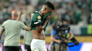 Vanderlan, do Palmeiras, chora eliminao pelo Chelsea no Mundial de Clubes (foto: Juan Mabromata/AFP)