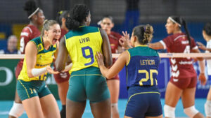 Seleo Brasileira Feminina de Vlei em quadra na Copa Amrica (foto: Gustavo Rabelo / BHFOTO)
