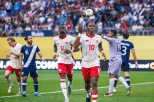 Jonathan David (camisa 10) comemora gol pelo Canad (foto: KEREM YUCEL/AFP)