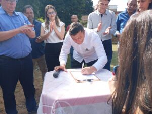 Prefeito Capitão Vitor assina ordem de serviço para construção de duas Unidades Básicas de Saúde em Timóteo
