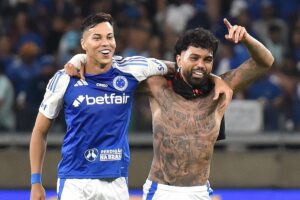 Kaio Jorge e Gabigol comemoram com torcida do Cruzeiro no Mineiro (foto: Ramon Lisboa/EM/D.A. Press)