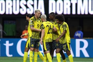 Jogadores do Borussia Dortmund comemora gol em partida do Mundial de Clubes (foto: CHARLY TRIBALLEAU/AFP)