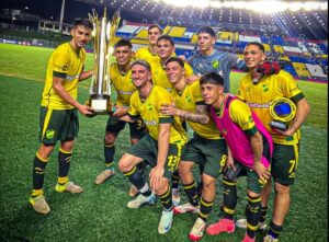 Defensa y Justicia com taa da Vitria Cup (foto: Reproduo/Defensa y Justicia)