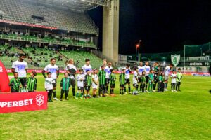 Amrica e Athletic se enfrentaram no Independncia (foto: Mouro Panda/Amrica)