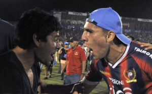 Junior Alonso, hoje zagueiro do Atltico, durante comemorao de ttulo pelo Cerro Porteo em 2013 (foto: Norberto Duarte/AFP)