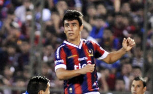 Junior Alonso durante jogo pela Sul-Americana na primeira temporada como profissional do Cerro Porteo-PAR (foto: Norberto Duarte/AFP)