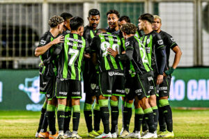 Jogadores do Amrica antes do jogo contra o Athletic, no Independncia, pela Srie B (foto: Mouro Panda / Amrica)