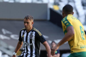 Jogadores de Atltico e Cuiab em jogo pelo Brasileiro Sub-20 (foto: Divulgao/Atltico)