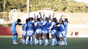 Jogadoras do Cruzeiro reunidas em campo (foto: Gustavo Martins/Cruzeiro)
