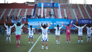 Jogadoras do Cruzeiro em saudao  torcida aps confronto pelo Campeonato Brasileiro Feminino (foto: Gustavo Martins/Cruzeiro)