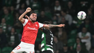 Gabri Martnez, atacante do Braga pretendido pelo Cruzeiro, em disputa de bola (foto: Patricia de Melo Moreira/AFP)