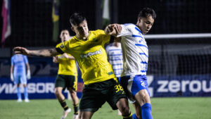 Kaio Jorge, atacante do Cruzeiro, em disputa com Tobas Rubio, zagueiro do Defensa y Justicia (foto: Gustavo Aleixo/Cruzeiro)