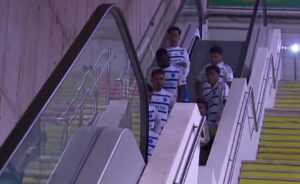 Jogadores do Cruzeiro andando de escada rolante (foto: Reproduo/SamucaTV)