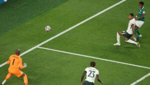 Estvo marcou golao sem ngulo contra o Chelsea, seu futuro clube, no Mundial (foto: AL BELLO/AFP)