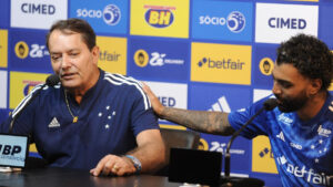 Gabigol ao lado de Pedrinho durante sua apresentao no Cruzeiro (foto: Alexandre Guzanshe/EM/D.A Press)