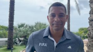 Gilberto Silva vestido com a camisa cinza com a logo da Fifa (foto: Reproduo de vdeo)