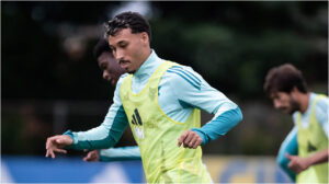 Japa, meio-campista do Cruzeiro, em treinamento na Toca da Raposa 2 (foto: Gustavo Aleixo/Cruzeiro)