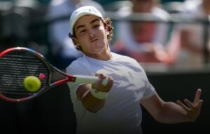 Joo Fonseca acertando a bola (foto: Divulgao / Wimbledon)