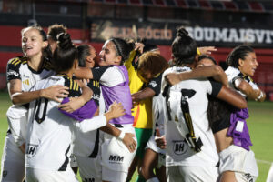 Jogadoras do Atltico comemoram classificao para a Primeira Diviso do Brasileiro Feminino (foto: Daniela Veiga/Atltico)