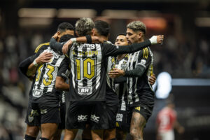 Jogadores do Atltico comemoram gol na Arena MRV (foto: Pedro Souza/Atltico)