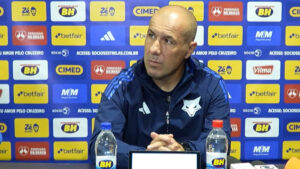 Leonardo Jardim, tcnico do Cruzeiro, em entrevista coletiva (foto: Reproduo/TV Cruzeiro)