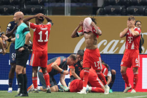 Jogadores do Bayern lamentam leso sofrida por Musiala contra o PSG (foto: ALEX GRIMM/via AFP)
