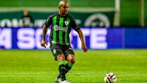 Mariano em ao pelo Amrica contra o Athleitc (foto: Mouro Panda/Amrica)