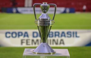 Trofu da Copa do Brasil Feminina (foto: Arthur Marega Filho/So Jos Futebol Feminino)