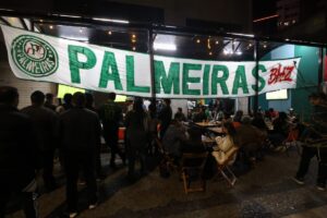 Torcedores do Palmeiras no bar Devotos, em BH (foto: Marcos Vieira/EM/D.A Press)