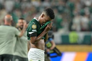 Vanderlan, do Palmeiras, chora eliminao pelo Chelsea no Mundial de Clubes (foto: Juan Mabromata/AFP)