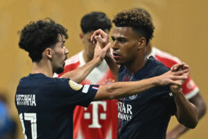 Dou e Vitinha comemoram gol do PSG sobre o Bayern (foto: Paul ELLIS / AFP)