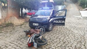 Homem é preso após agredir companheira e jogar motoneta contra viatura da polícia em Mantena | Vales de Minas Gerais