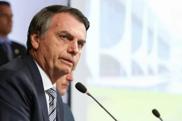 Bolsonaro deve depor à PF nesta terça-feira sobre importunação a baleia