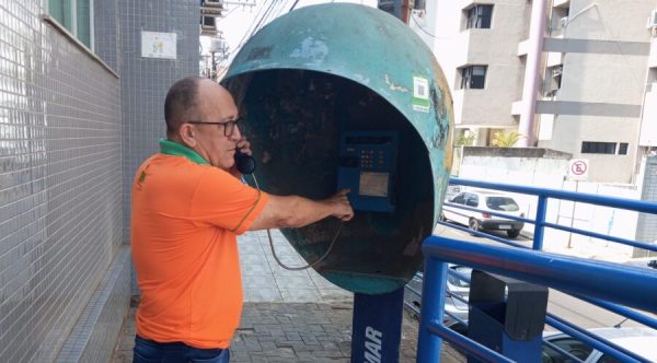 Os celulares foram popularizados, mas os orelhões ainda resistem no Brasil