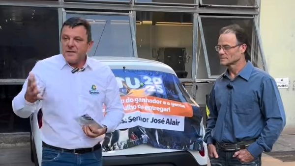 Prefeito de Timóteo, Capitão Vitor, entrega o carro zero ao ganhador do IPTU premiado 2025