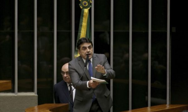 Deputados protocolam PEC que permite derrubada de decisões do STF