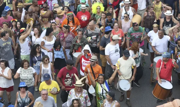 Carnaval de rua em Brasília tem críticas políticas nesta terça-feira