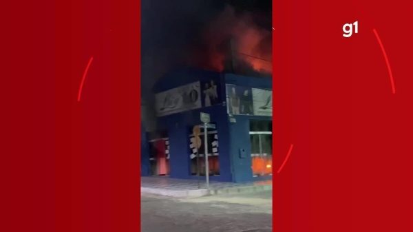 Incêndio destrói estabelecimentos comerciais em Itaobim; vídeo