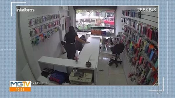 VÍDEO: Casal reage durante roubo e assaltantes fogem sem levar nada | Vales de Minas Gerais