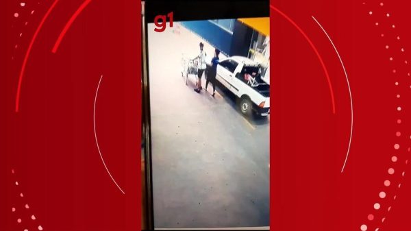 Vídeo mostra momento em que jovem é atingido com vários tiros em estacionamento de supermercado | Vales de Minas Gerais