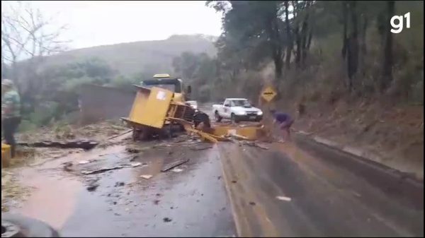 Carreta com equipamentos agrícolas bate em barranco e cai em ribanceira na BR-474, em Caratinga; vídeo