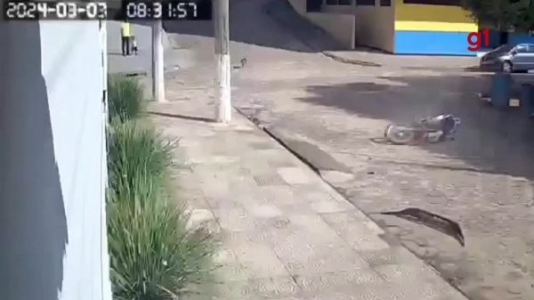 Motociclista morre ao ser atingido por carro em cruzamento; vídeo