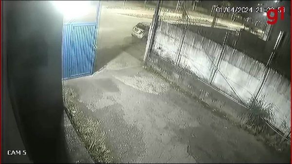 Vídeo; motociclista é arremessado após colidir contra carro em Ipatinga | Vales de Minas Gerais