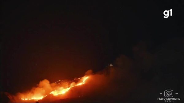 Acidente com roçadeira dá início a incêndio na Ibituruna, em Governador Valadares; veja vídeo | Vales de Minas Gerais